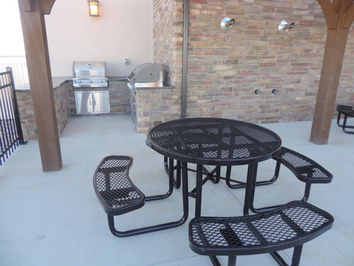 Heartland Inn And Suites Wheatland Bagian luar foto