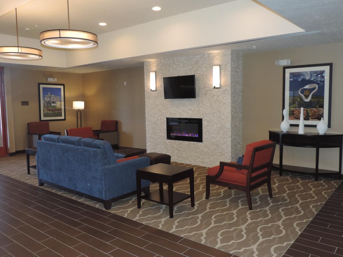 Heartland Inn And Suites Wheatland Bagian luar foto