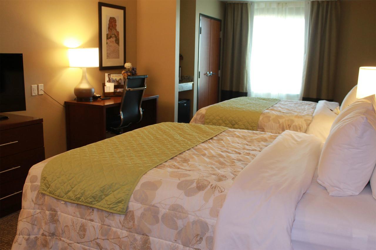 Heartland Inn And Suites Wheatland Bagian luar foto
