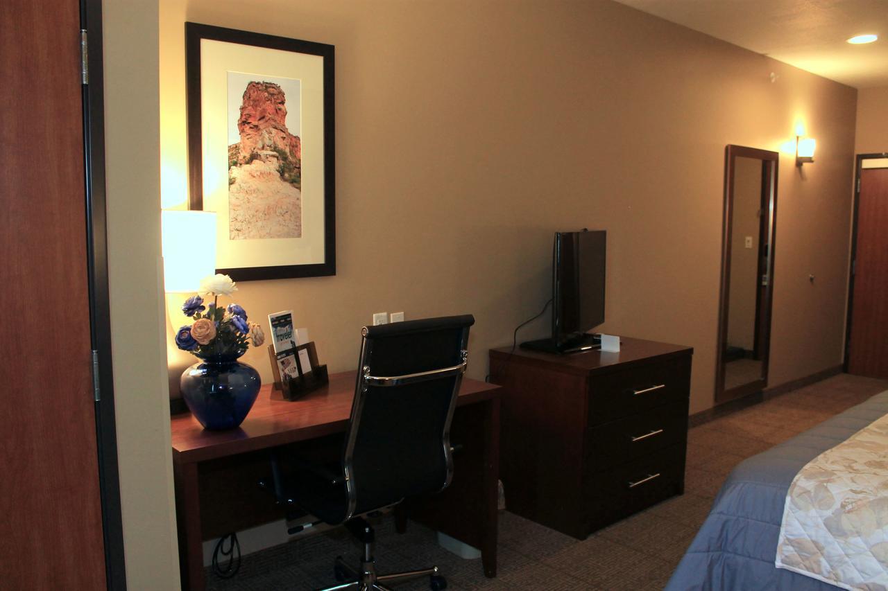 Heartland Inn And Suites Wheatland Bagian luar foto