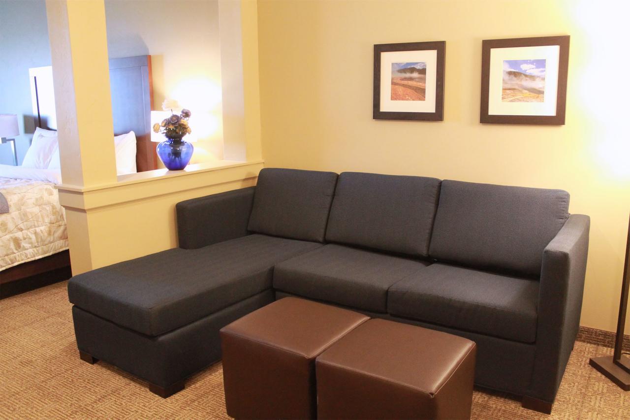 Heartland Inn And Suites Wheatland Bagian luar foto