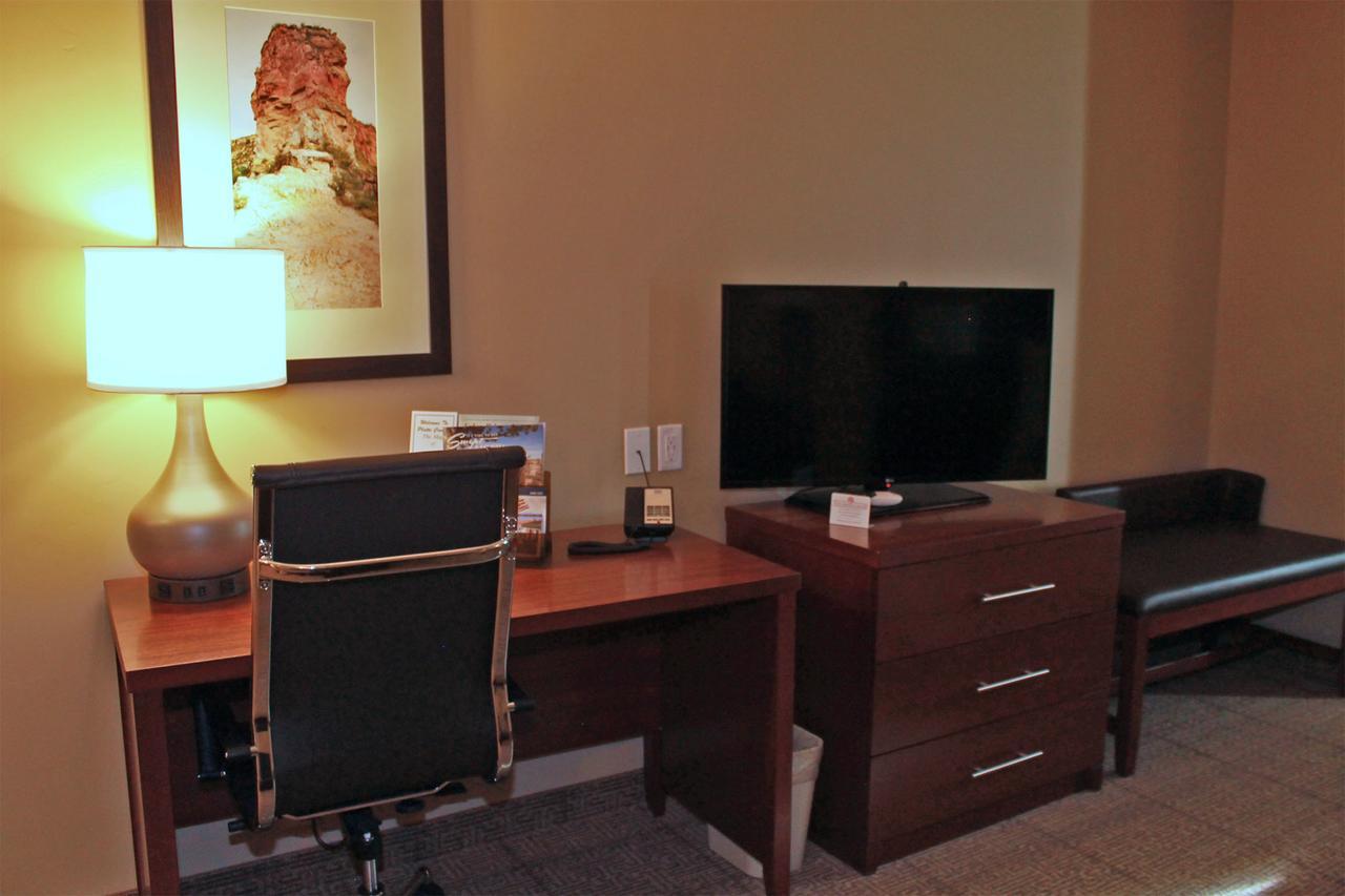 Heartland Inn And Suites Wheatland Bagian luar foto