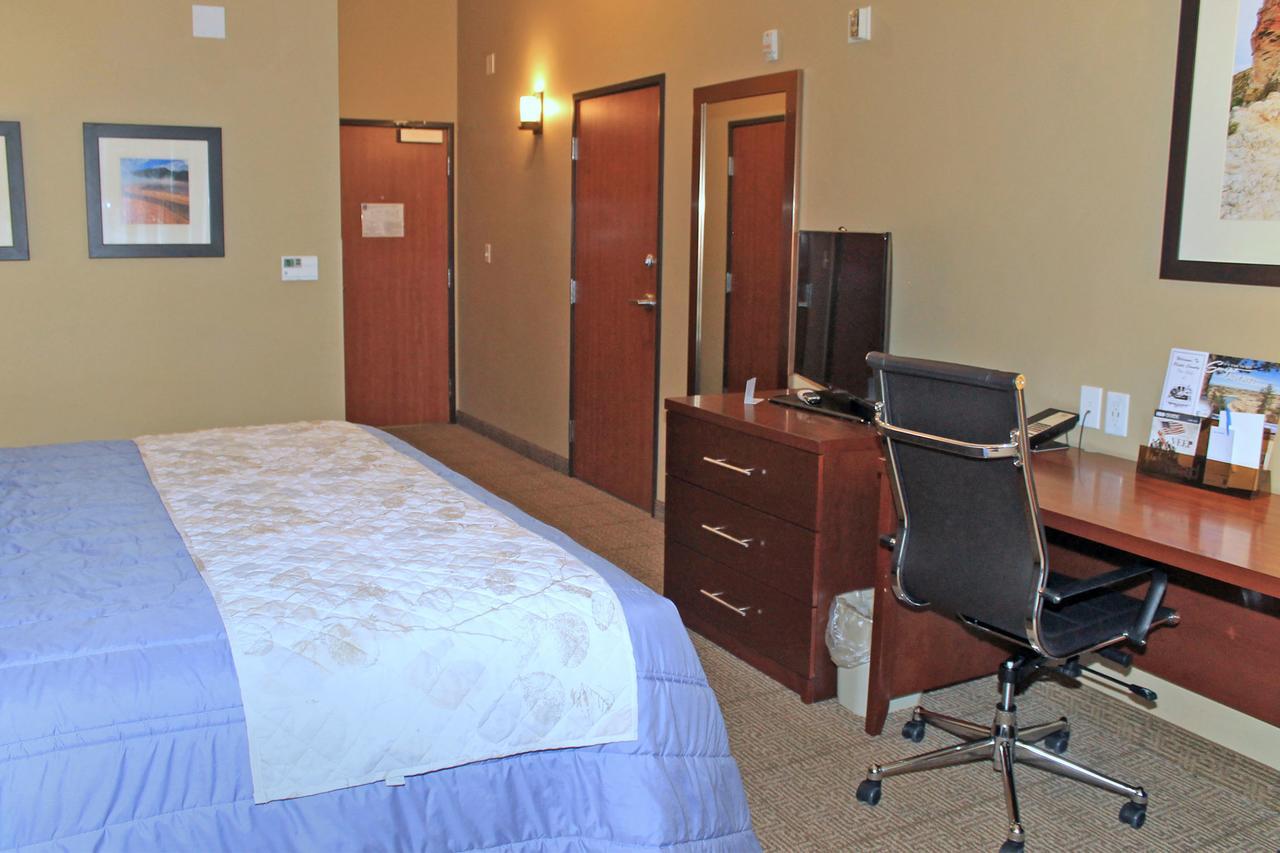 Heartland Inn And Suites Wheatland Bagian luar foto