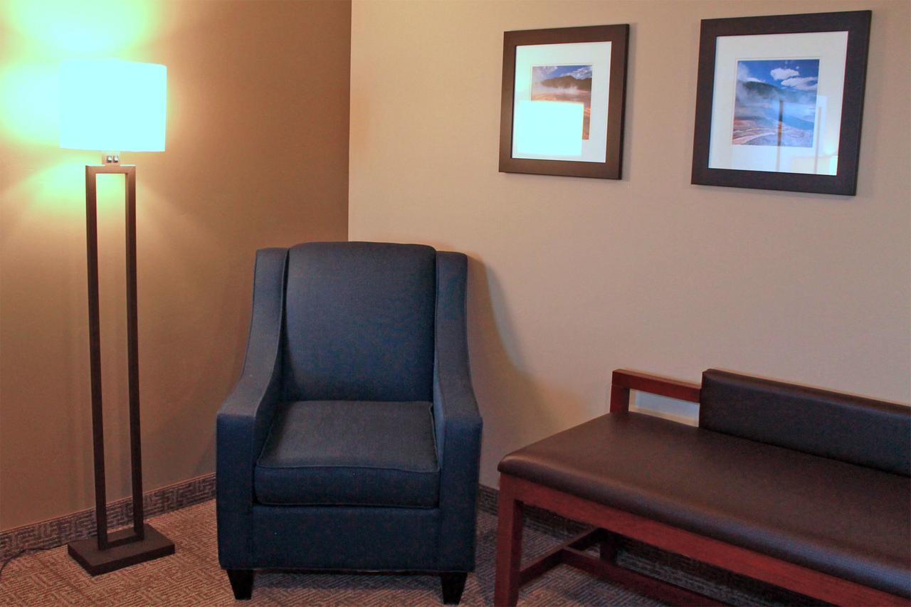 Heartland Inn And Suites Wheatland Bagian luar foto