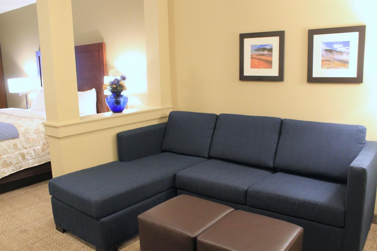 Heartland Inn And Suites Wheatland Bagian luar foto