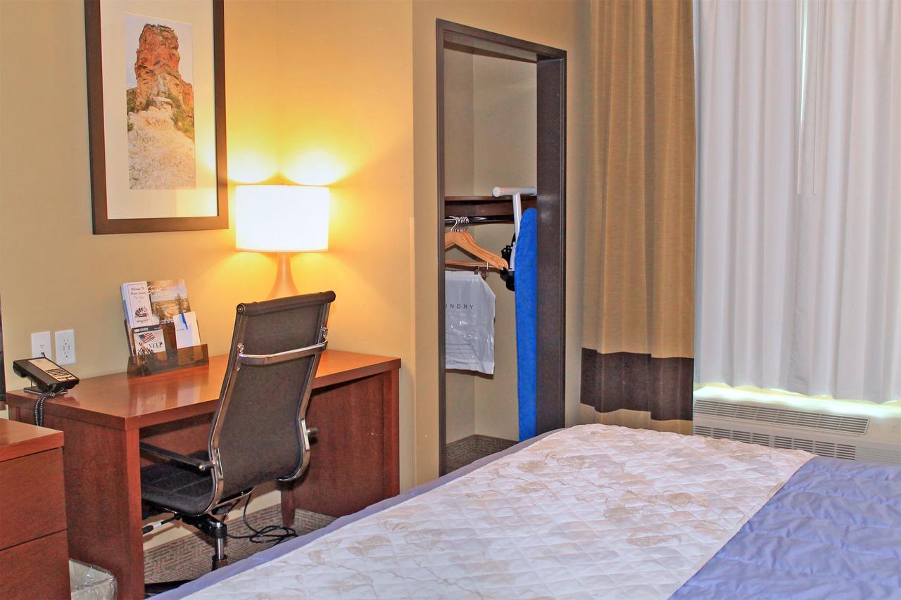 Heartland Inn And Suites Wheatland Bagian luar foto