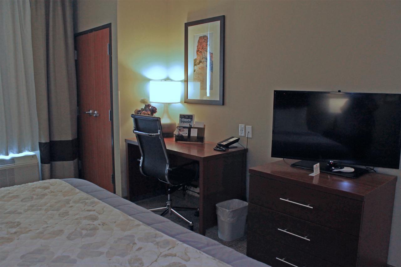 Heartland Inn And Suites Wheatland Bagian luar foto