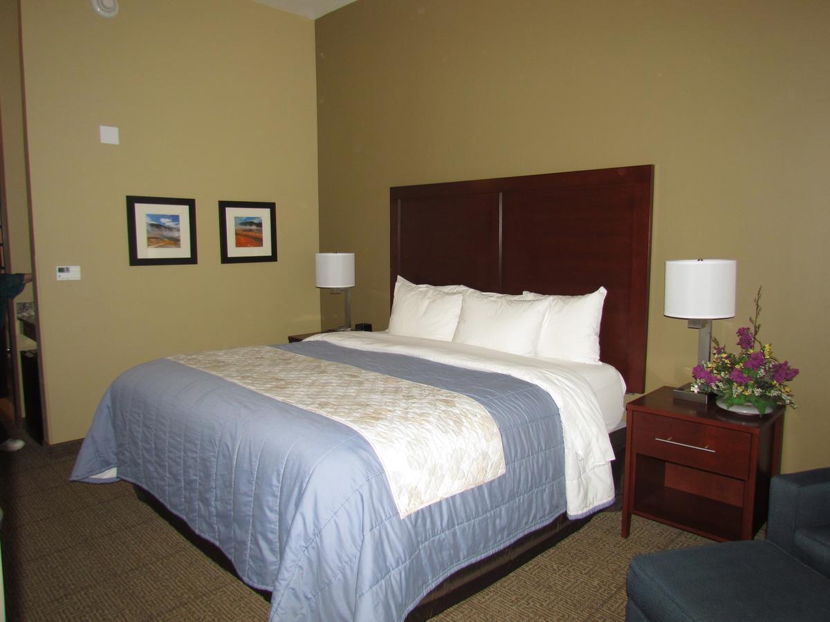 Heartland Inn And Suites Wheatland Bagian luar foto