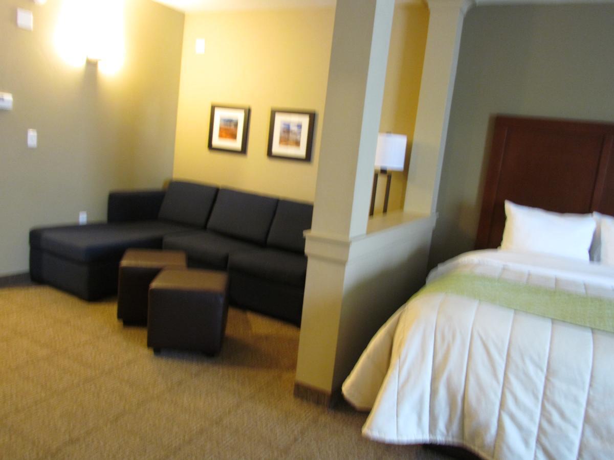Heartland Inn And Suites Wheatland Bagian luar foto