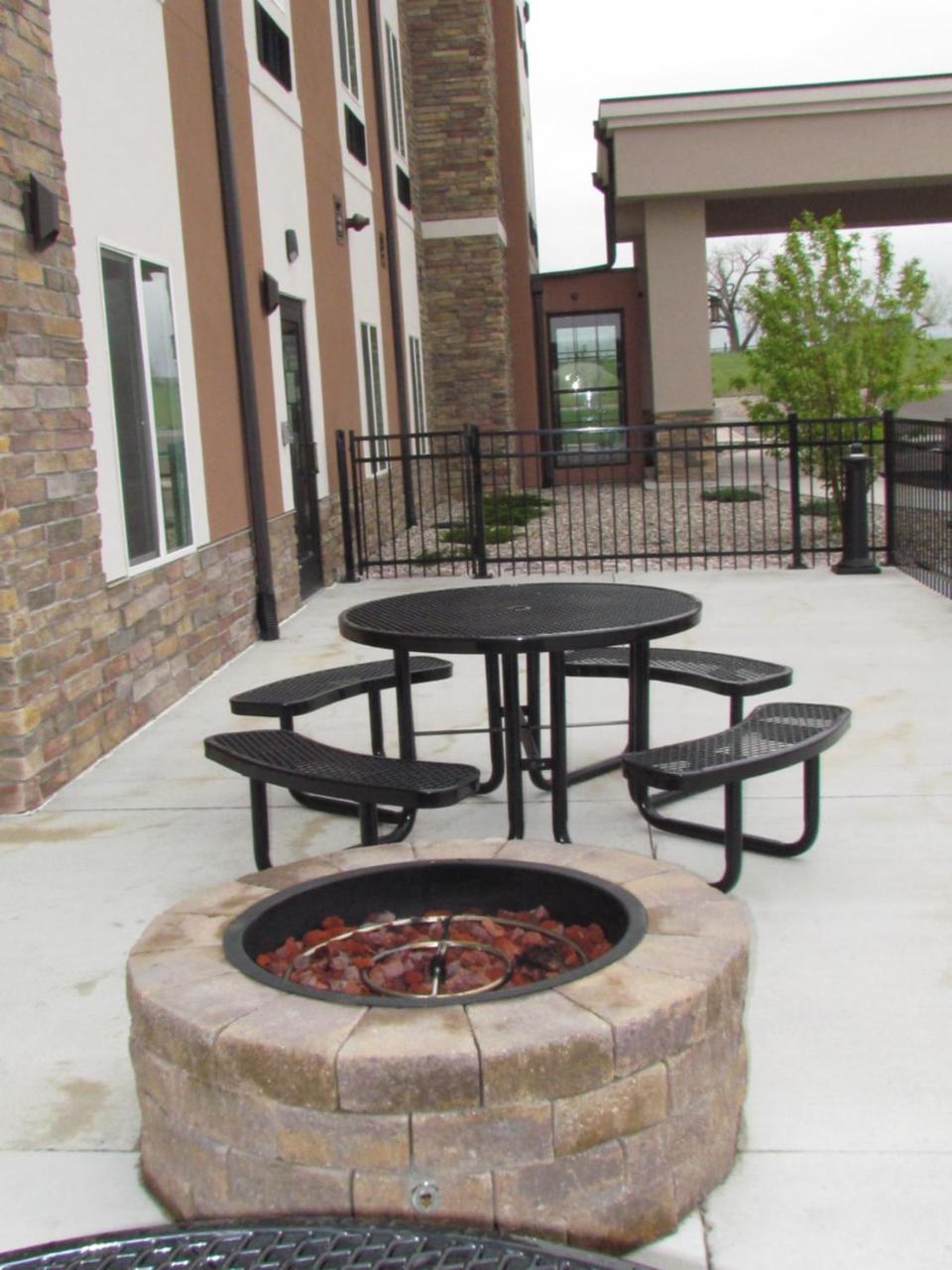 Heartland Inn And Suites Wheatland Bagian luar foto