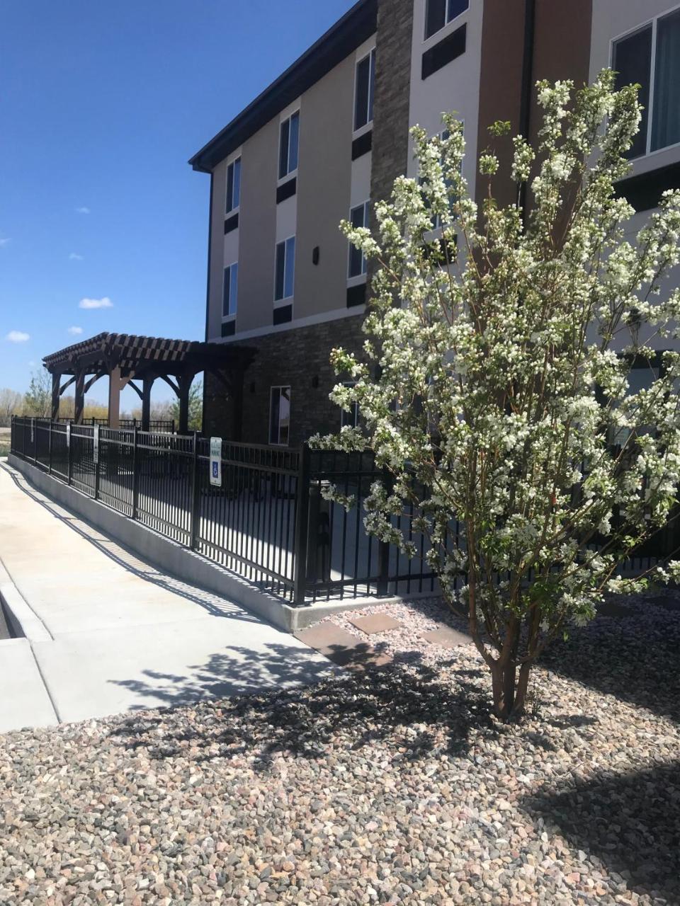 Heartland Inn And Suites Wheatland Bagian luar foto