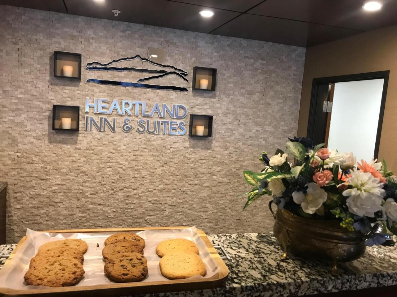 Heartland Inn And Suites Wheatland Bagian luar foto